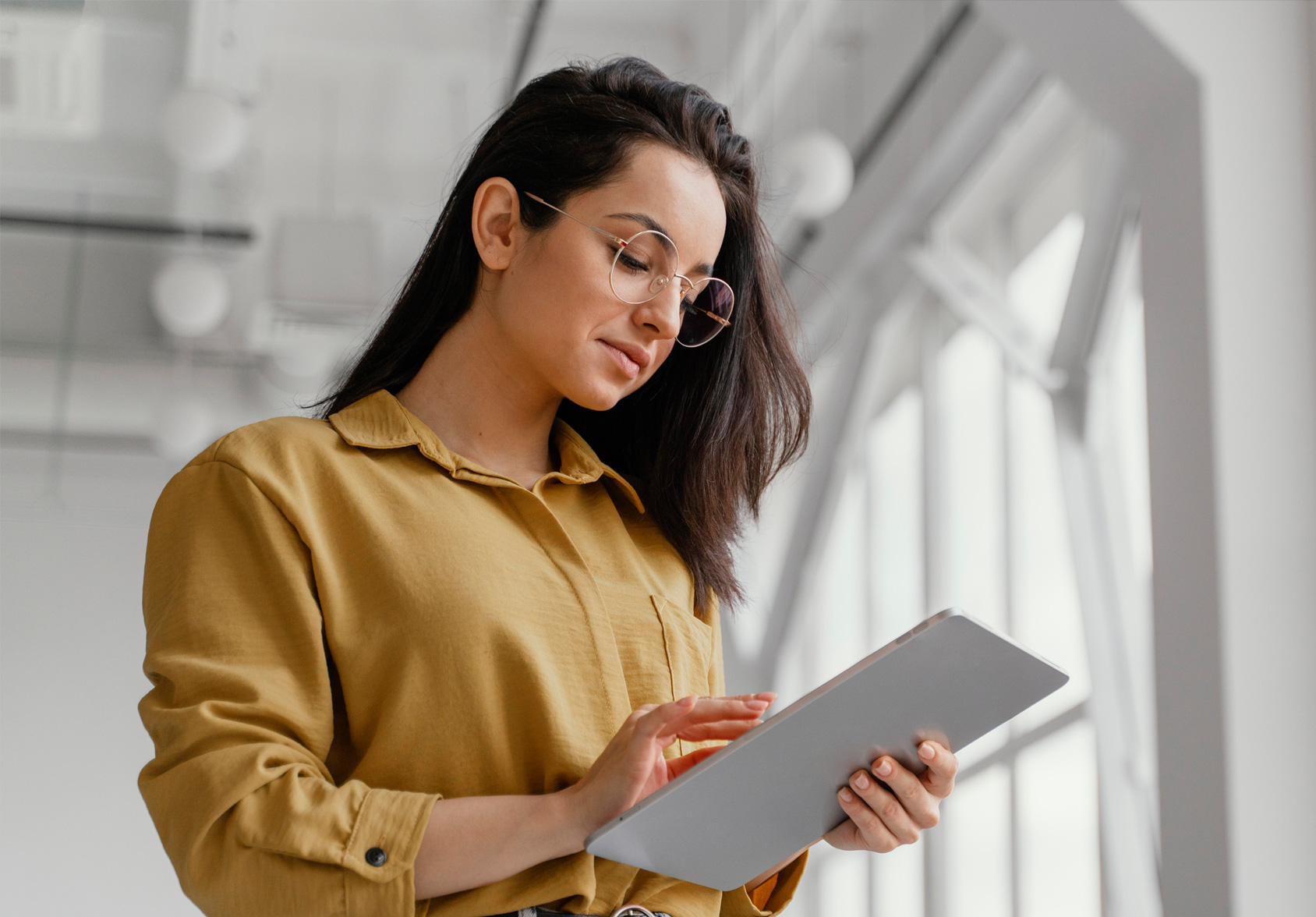 Mujer con ipad. Inteligencia artificial