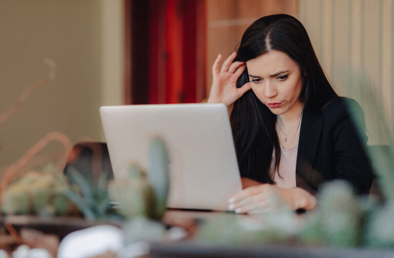 Mujer con laptop