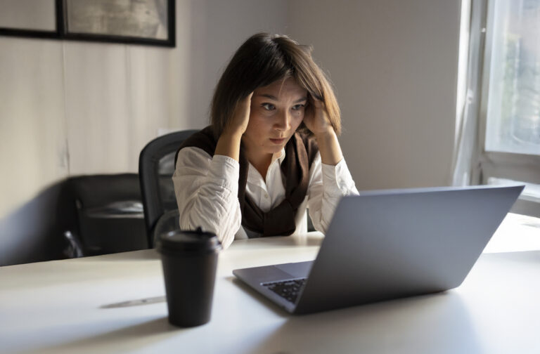 Mujer trabajando MarkLovers Consultora de Marketing