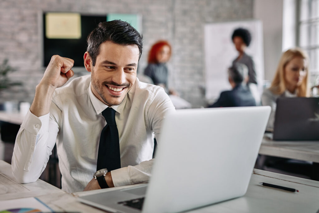 ejecutivo festejando el logro Marklovers Consultora de Marketing B2B