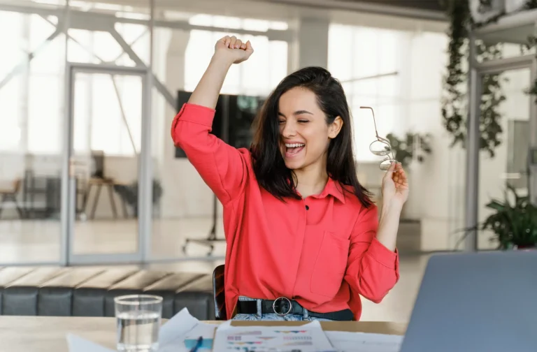 MarkLovers Consultora de Marketing B2B Mujer feliz trabajando