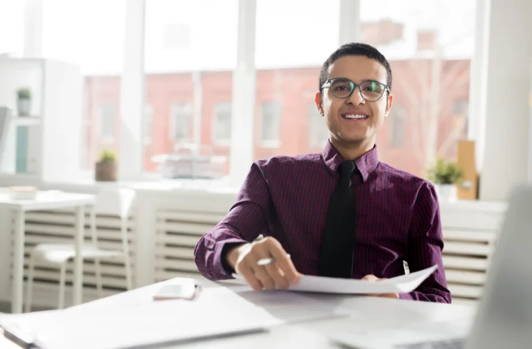 MarkLovers Consultora de Marketing. Hombre trabajando en escritorio con papeles